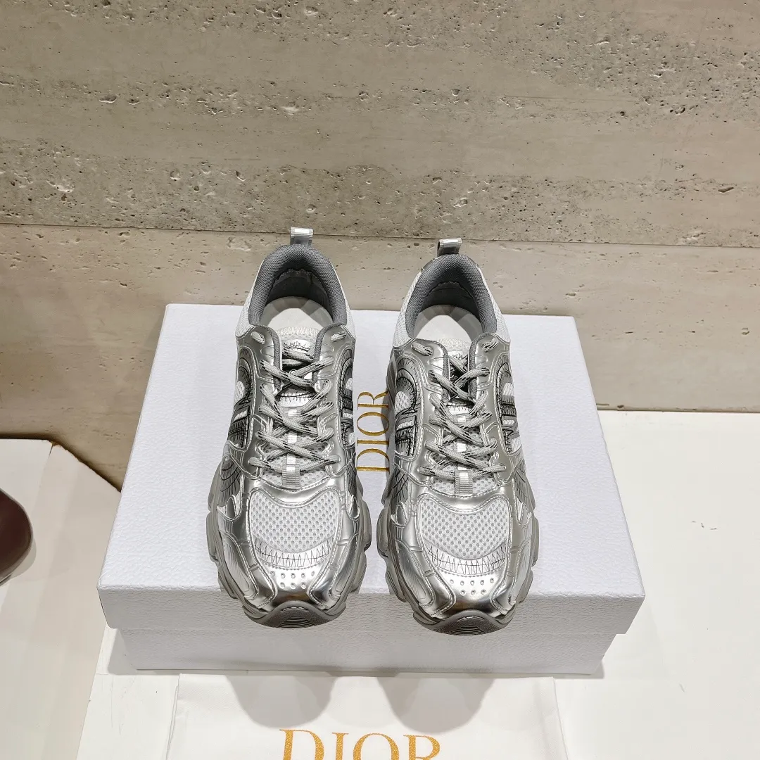 👟👟Ex-factory price 560👟👟 (top version) The latest hot model, the star model 2024 main hot product, the newly released Dior Dior Chrono new casual sports shoes, running shoes and dad shoes are really cool, full of futuristic feeling! Really cool! Once again interpreting Dior's concept of cool fashion, the lucky star will bless you with good luck. The new EVA sole is super light and super soft! A perfect replica of the original! Fully matched material and mold! ! 35-40
